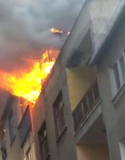 O anlar kamerada: Bağcılar'da çatıdaki yangında patlama oldu