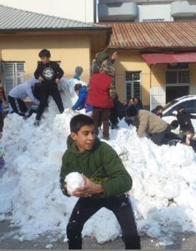 Kadirli'de öğrenciler taşıma usulü karla eğlendi