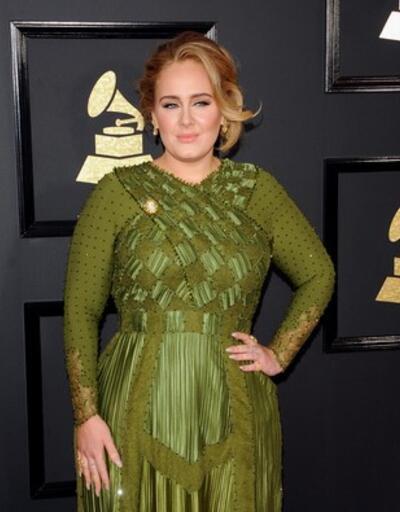 Adele, hayranlarından ağlayarak özür diledi
