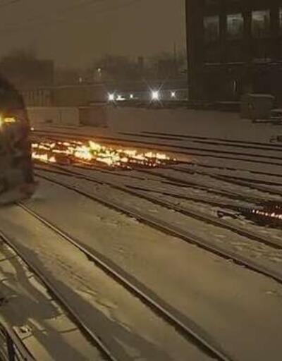 ABD'de buzlanmaya karşı tren rayları ateşe verildi​