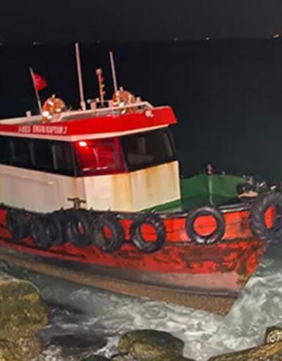 Kadıköy'de korku dolu anlar! Balıkçı teknesi karaya oturdu