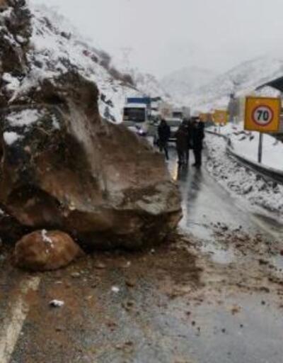 Bitlis-Baykan kara yolunu düşen kayalar kapattı