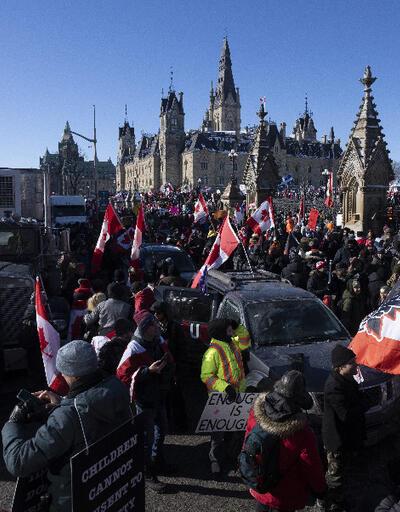 Binlerce kamyon şoförü başkente akın ediyor: Başbakan Trudeau kenti terk etti!