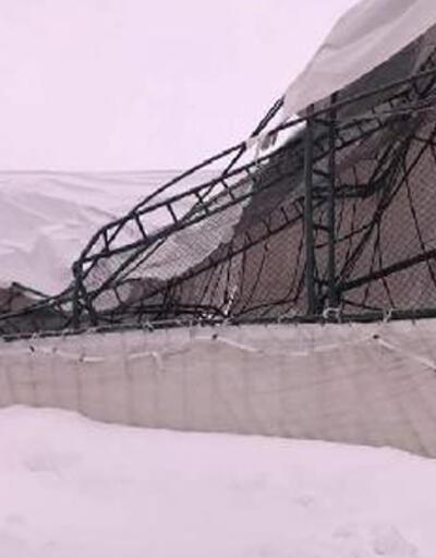 Kar yağışı nedeniyle halı sahanın çatısı çöktü