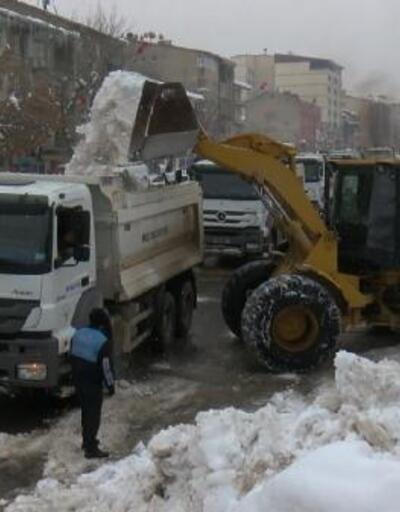 Muş'ta günde 500 kamyon kar şehir dışına taşınıyor