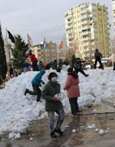 Kozan'da çocuklar taşıma kar ile eğlendi