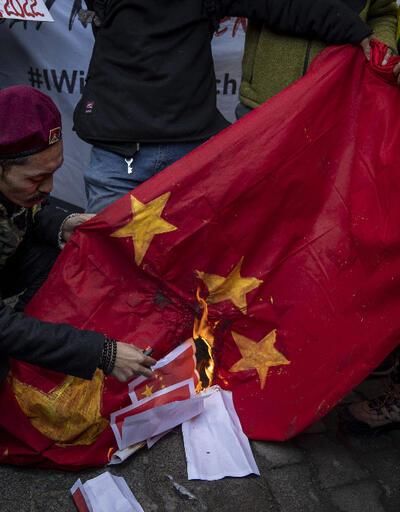 Yeni Delhi'de yüzlerce Tibetli, Çin Büyükelçiliği'ne yürüdü