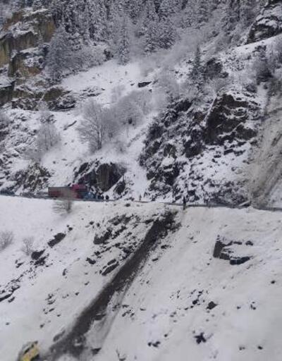 Trabzon'da TIR uçuruma yuvarlandı, sürücü öldü