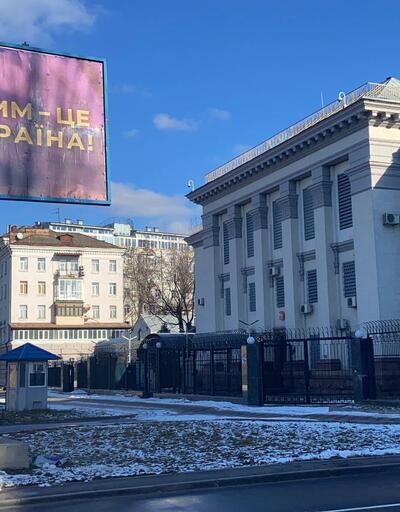 Büyükelçilik önüne "Kırım Ukrayna’dır" pankartları asıldı