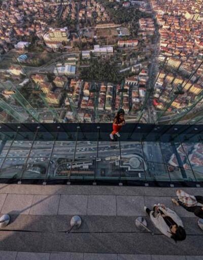 İstanbul'da cam zemin üzerinde metrelerce yükseklikte yürüyüş