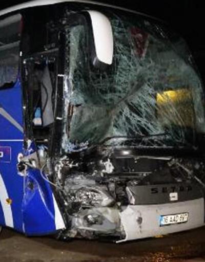 Bursa'da, yolcu otobüsü ile iki TIR çarpıştı: 2 yaralı