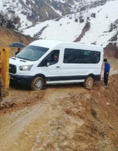 Bingöl'de toprak yolda kayan öğrenci servis minibüsü uçurumun kenarında durdu
