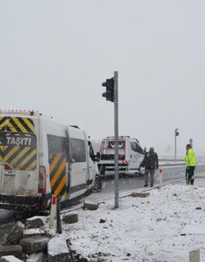 Aksaray'da personel minibüsü kaldırıma çarptı: 4 yaralı