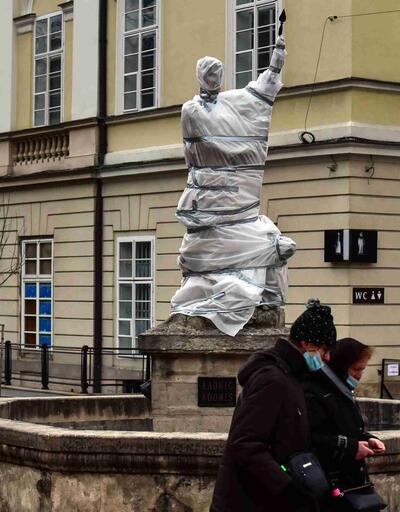 Lviv'de heykellere brandalar çekiliyor