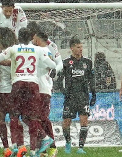 Son dakika... Beşiktaş'ta Necip Uysal sakatlandı