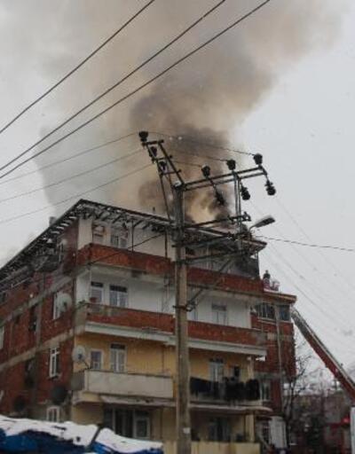 Erbaa'da 4 katlı binanın çatısında yangın