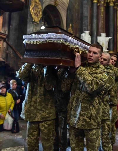 Ukrayna'da 2014'ten beri süren acı gelenek... Çatışmada ölen askeri son yolculuğuna uğurlarken diz çöktüler
