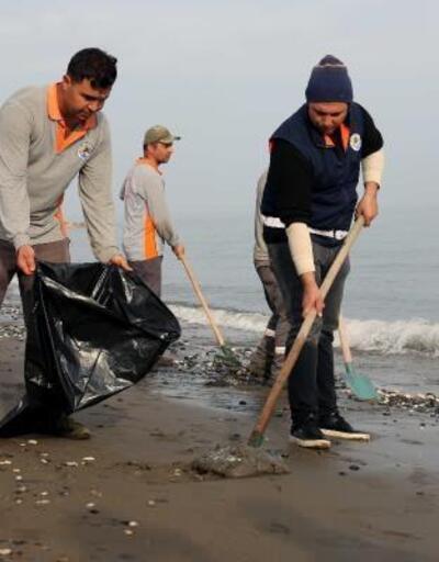 Erdemli'de sahiline vuran ölü denizanaları temizleniyor