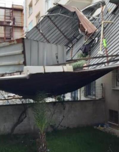 Manisa'da kum fırtınası: Evler ve araçlar zarar gördü