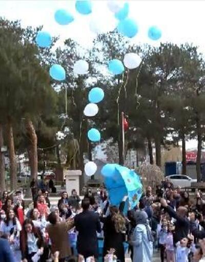 Minik öğrenciler, otizme dikkat çekmek için gökyüzüne balon bıraktılar