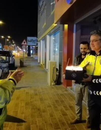 İnegöl'de trafik denetimi yapan polis ekiplerine pastalı kutlama