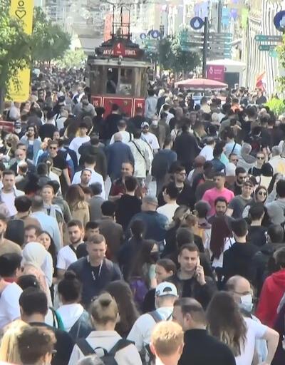 İstanbul'da güneşli havayı fırsat bilenler Taksim ve Ortaköy'e akın etti