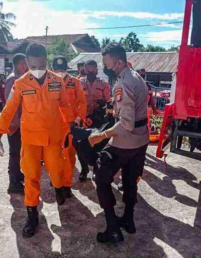 Endonezya'da kamyon kayalıklara çarptı: 17 ölü