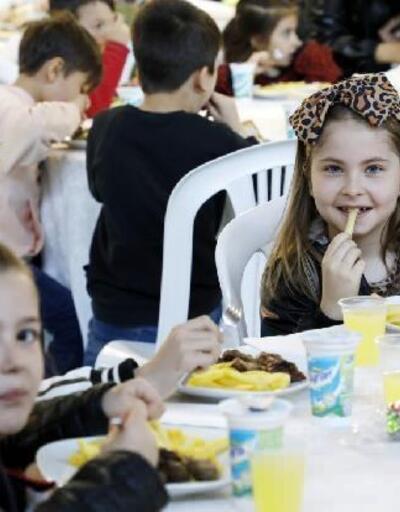 İnegöl’de tekne orucu tutan 400 çocuk hep birlikte iftar yaptı