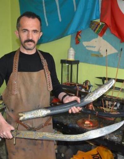 Evinin altındaki atölyede geleneksel yöntemlerle kılıç, zırh, bıçak üretiyor