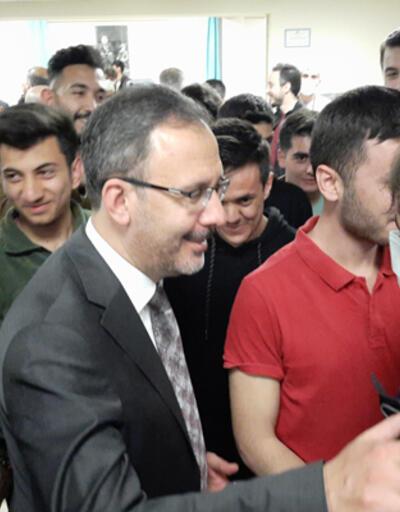 Bakan Kasapoğlu iftarını öğrencilerle açtı