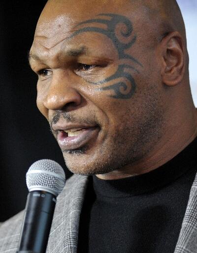 Yumruklar havada uçuştu! Efsane boksör Mike Tyson uçakta hayranını dövdü