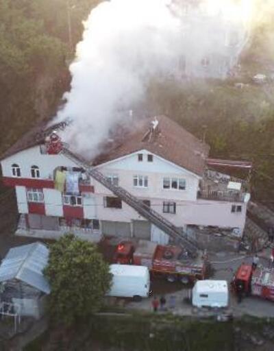 Sürmene’de 2 katlı ev yandı