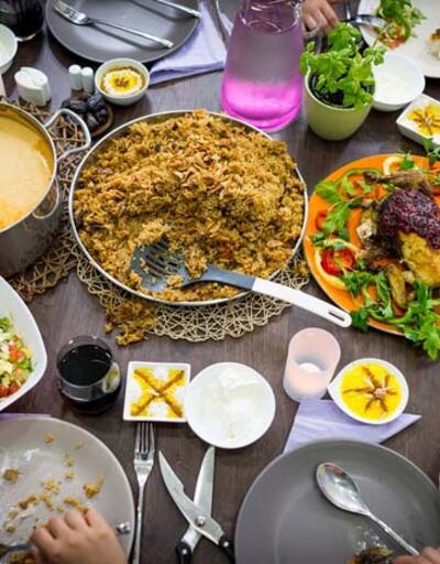 Oruç tutanlar Ramazan sonrası nasıl beslenmeli? Aşırı yemek tüketimine dikkat 