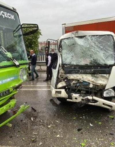 Tıbbi atık yüklü kamyonet halk otobüsüne çarptı: 2 yaralı