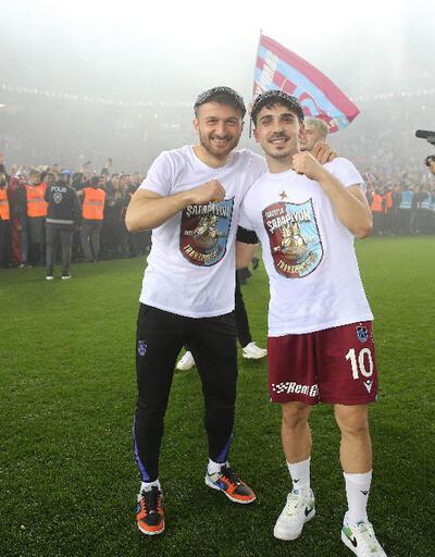 Trabzonspor şampiyonluğu sahada kutladı! İlginç görüntüler
