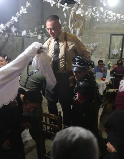 Damat ve davetliler Nazi subayı üniforması giydi! Meksika'da tepki çeken düğün