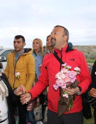 Kapadokya’da rehberler, balona binen annelere çiçek hediye etti