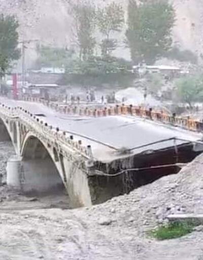 Pakistan'da sel felaketi: Köprünün yıkılma anı kamerada!