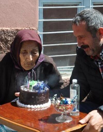 112 yaşındaki Fatma nineye, Anneler Günü kutlaması