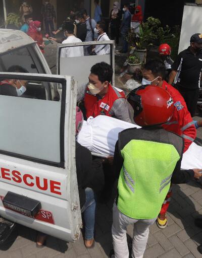 Endonezya’da otobüs yol kenarındaki direğe çarptı: 15 ölü