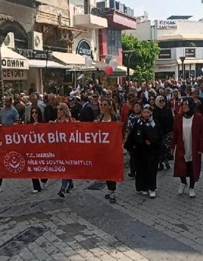 Mersin'de 'Biz Büyük Bir Aileyiz' yürüyüşü