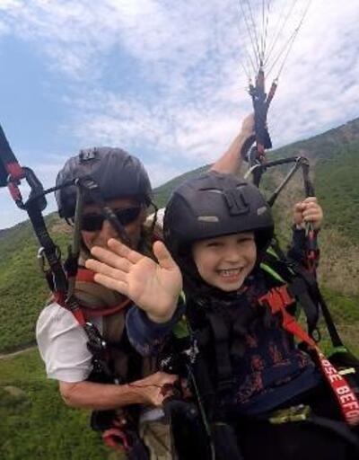 4 yaşındaki Halil İbrahim’in yamaç paraşütü keyfi