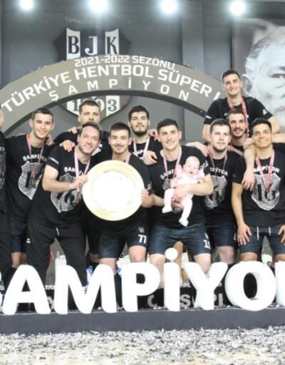 Hentbol Süper Lig'de şampiyon olan Beşiktaş kupasını aldı