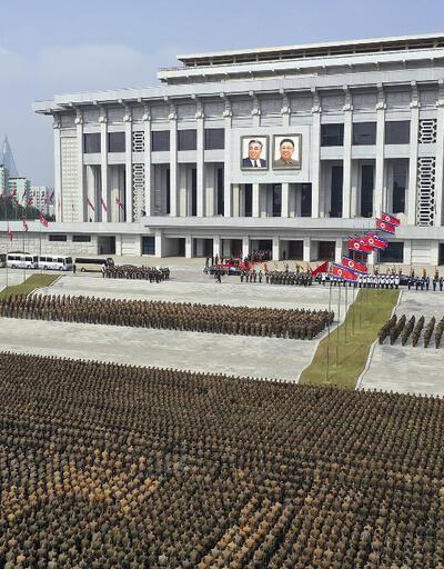 Kuzey Kore'de şüpheli Covid-19 vakaları 3 milyona yaklaştı: Kim Jong-un'dan sosyal mesafesiz tören!
