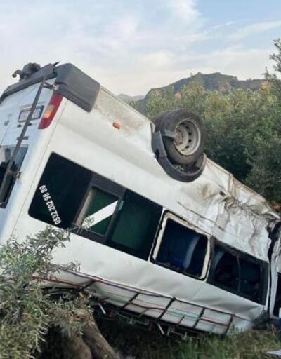 Salihli'de kamyonetle minibüs çarpıştı: 4 yaralı