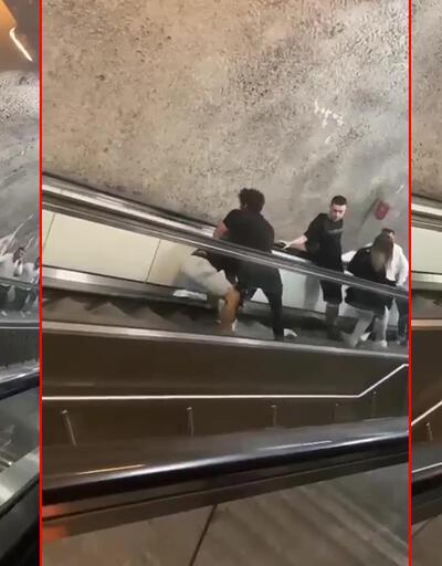 Metroda pes dedirten kavga: Yürüyen merdivenlerde yuvarlanarak kavga ettiler