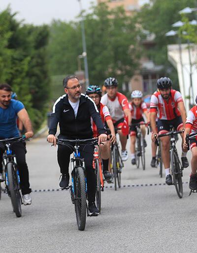 Bakan Kasapoğlu, sporcularla birlikte bisiklet sürdü	