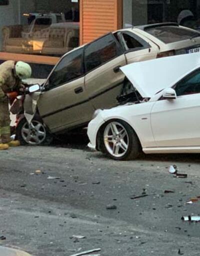 Ümraniye'de kazanın ardından park halindeki otomobiller yer değiştirdi: 2 yaralı