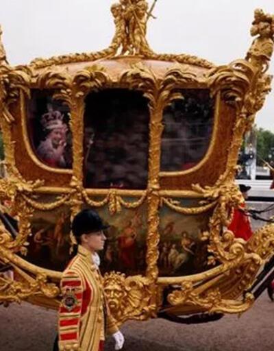 Kraliçe II. Elizabeth’in hologramı halkı selamladı