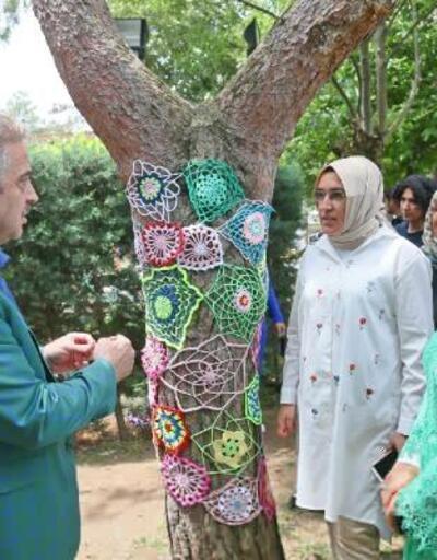 Gaziosmanpaşa'da kadınlar, el işi ürünlerle ağaçları süsledi